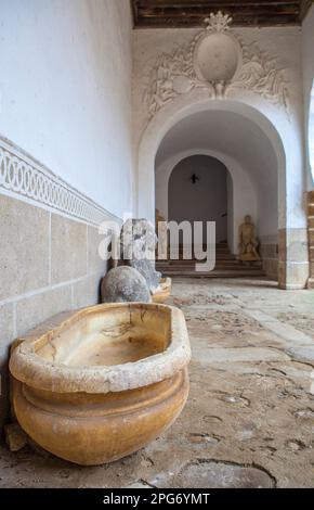 Abadia, Spanien - 5. März 2023: Sotofermoso-Palast Innenhof im Mudejar-Stil. Abadia, Caceres, Spanien Stockfoto