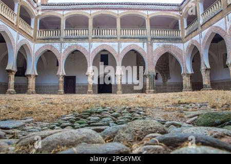 Abadia, Spanien - 5. März 2023: Sotofermoso-Palast Innenhof im Mudejar-Stil. Abadia, Caceres, Spanien Stockfoto