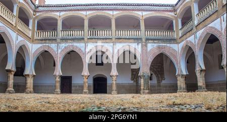 Abadia, Spanien - 5. März 2023: Sotofermoso-Palast Innenhof im Mudejar-Stil. Abadia, Caceres, Spanien Stockfoto