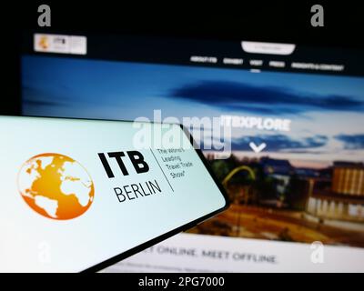 Smartphone mit Logo der deutschen Tourismusmesse ITB Berlin auf dem Bildschirm vor der Website. Konzentrieren Sie sich auf die Mitte des Telefondisplays. Stockfoto