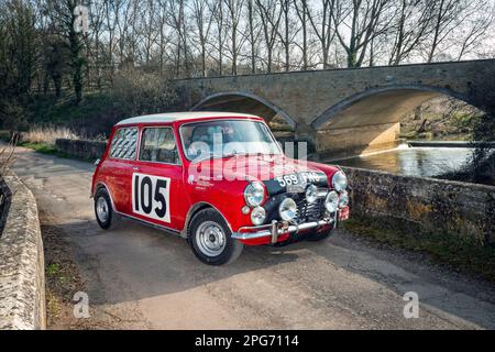 1964 BMC Morris Mini Cooper S. Works Car 7. Overall und 3. in Klasse 1964 Monte Carlo Rally, Fahrer Rano Aalternon Stockfoto