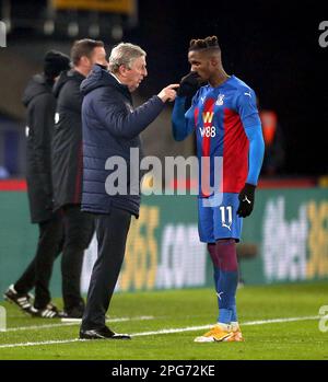 Aktenfoto von 26-01-2021 von Roy Hodgson und Wilfried Zaha. Crystal Palace kündigte die Ernennung von Roy Hodgson zum Manager bis zum Ende der Saison an. Ausgabedatum: Dienstag, 21. März 2023. Stockfoto