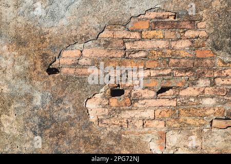 Antike Tempelwand mit roten Ziegeln und Zement verputzt. Natürlich verwittert. Stockfoto