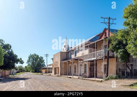 Jagersfontein, Südafrika - 21. Februar 2023: Eine Straßenszene mit der Afrikaans-Protestanten-Kirche in Jagersfontein in der Freistaat-Provinz Stockfoto