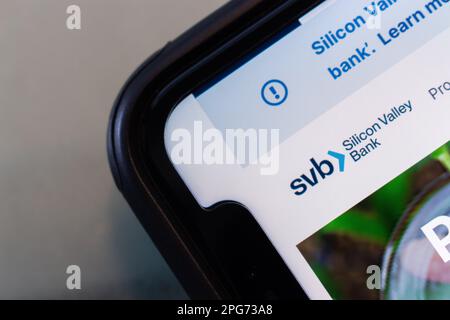 Logo der Silicon Valley Bank (SVB) auf ihrer Website auf einem iPhone. Am 17. März beantragte die SVB Financial Group den Konkurs nach Kapitel 11 Stockfoto