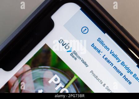Logo der Silicon Valley Bank (SVB) auf ihrer Website auf einem iPhone. Am 17. März beantragte die SVB Financial Group den Konkurs nach Kapitel 11 Stockfoto