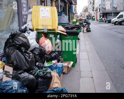 Müllmenge auf Gehwegen in einer Pariser Straße während des Streiks - 20 2023. MÄRZ - Jacques Julien/Alamy Live News Stockfoto