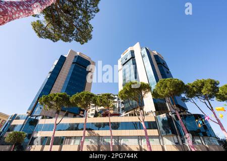 Tirana, Albanien. März 2023. Blick auf moderne Wolkenkratzer in der Innenstadt Stockfoto