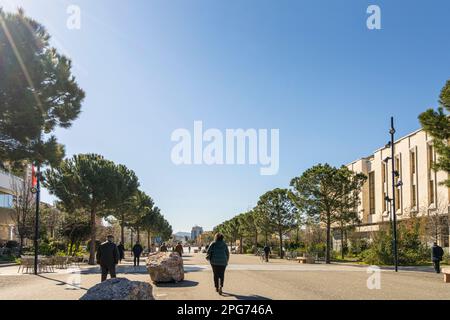 Tirana, Albanien. März 2023. Blick auf die Fußgängerzone in Richtung Skënderbej-Platz im Stadtzentrum Stockfoto