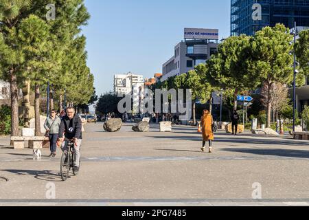 Tirana, Albanien. März 2023. Blick auf die Fußgängerzone in Richtung Skënderbej-Platz im Stadtzentrum Stockfoto