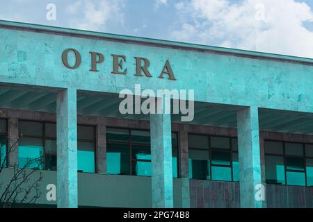 Tirana, Albanien. März 2023. Außenansicht des Nationaltheaters für Oper und Ballett in Tirana auf dem Skenderbej-Platz im Stadtzentrum Stockfoto