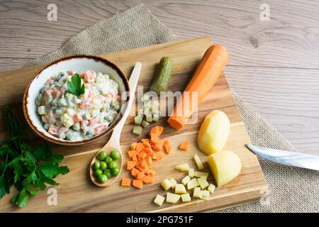 Traditioneller russischer Salat, Salat aus gekochtem Gemüse und Mayonnaise. Stockfoto