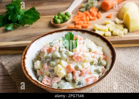 Traditioneller russischer Salat, Salat aus gekochtem Gemüse und Mayonnaise. Stockfoto