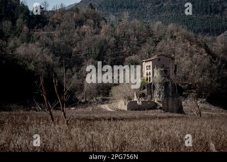 Das antike romanische Kloster Sant Salvador de la Vedella, das normalerweise von Wasser umgeben ist, ist am trockenen Flussbett des Flusses Llobregat zu sehen, während Sie das Reservoir von La Baells in Cercs, Provinz Barcelona, Spanien betreten. Die Wasserbeschränkungen in Katalonien wurden aufgrund der seit nunmehr 29 Monaten andauernden Dürre, die mit dem Klimawandel und der globalen Erwärmung zusammenhängt, weiter verschärft. Derzeit haben katalanische Reservoirs 27 Prozent ihrer Kapazität. Stockfoto