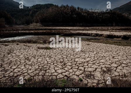 Das trockene Flussbett des Flusses Llobregat beim Eindringen in das Reservoir von La Baells in Cercs, Provinz Barcelona, Spanien. Die Wasserbeschränkungen in Katalonien wurden aufgrund der seit nunmehr 29 Monaten andauernden Dürre, die mit dem Klimawandel und der globalen Erwärmung zusammenhängt, weiter verschärft. Derzeit haben katalanische Reservoirs 27 Prozent ihrer Kapazität. Stockfoto