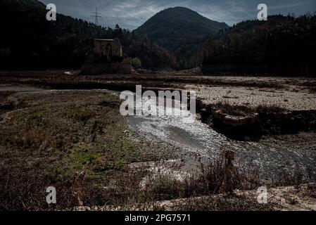 Das antike romanische Kloster Sant Salvador de la Vedella, das normalerweise von Wasser umgeben ist, ist am fast trockenen Flussbett des Flusses Llobregat zu sehen, während es in das Reservoir von La Baells in Cercs, Provinz Barcelona, Spanien eintritt. Die Wasserbeschränkungen in Katalonien wurden aufgrund der seit nunmehr 29 Monaten andauernden Dürre, die mit dem Klimawandel und der globalen Erwärmung zusammenhängt, weiter verschärft. Derzeit haben katalanische Reservoirs 27 Prozent ihrer Kapazität. Stockfoto