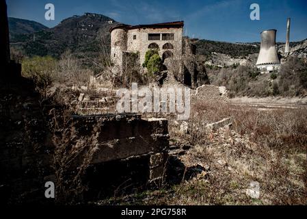 Das antike romanische Kloster Sant Salvador de la Vedella, das normalerweise von Wasser umgeben ist, ist am trockenen Flussbett des Flusses Llobregat zu sehen, während Sie das Reservoir von La Baells in Cercs, Provinz Barcelona, Spanien betreten. Die Wasserbeschränkungen in Katalonien wurden aufgrund der seit nunmehr 29 Monaten andauernden Dürre, die mit dem Klimawandel und der globalen Erwärmung zusammenhängt, weiter verschärft. Derzeit haben katalanische Reservoirs 27 Prozent ihrer Kapazität. Stockfoto