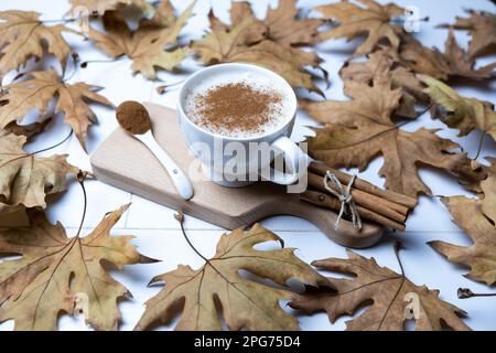 Türkisches traditionelles heißes Getränk Salep oder Sahlep. Stockfoto