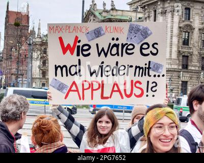 München, Bayern, Deutschland. 21. März 2023. Mitarbeiter der Sparkasse in Bayern streiken, während ihre Gewerkschaft, Ver.di, Arbeits- und Vergütungsgespräche führt. (Kreditbild: © Sachelle Babbar/ZUMA Press Wire) NUR REDAKTIONELLE VERWENDUNG! Nicht für den kommerziellen GEBRAUCH! Stockfoto