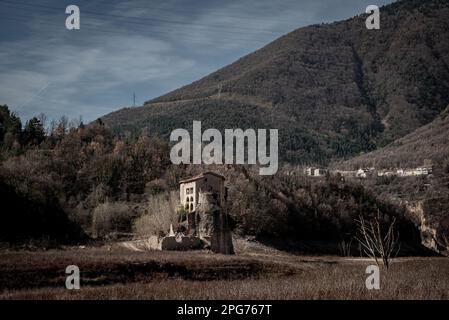 20. März 2023, Cercs, Barcelona, Spanien: Das antike romanische Kloster Sant Salvador de la Vedella, das normalerweise von Wasser umgeben ist, ist am trockenen Flussbett des Flusses Llobregat zu sehen, während es in das Reservoir von La Baells in Cercs, Provinz Barcelona, Spanien eintritt. Die Wasserbeschränkungen in Katalonien wurden aufgrund der seit nunmehr 29 Monaten andauernden Dürre, die mit dem Klimawandel und der globalen Erwärmung zusammenhängt, weiter verschärft. Derzeit haben katalanische Reservoirs 27 Prozent ihrer Kapazität. Kredit: Jordi Boixareu/Alamy Live News Stockfoto