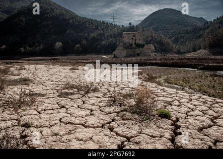 20. März 2023, Cercs, Barcelona, Spanien: Das antike romanische Kloster Sant Salvador de la Vedella, das normalerweise von Wasser umgeben ist, ist am trockenen Flussbett des Flusses Llobregat zu sehen, während es in das Reservoir von La Baells in Cercs, Provinz Barcelona, Spanien eintritt. Die Wasserbeschränkungen in Katalonien wurden aufgrund der seit nunmehr 29 Monaten andauernden Dürre, die mit dem Klimawandel und der globalen Erwärmung zusammenhängt, weiter verschärft. Derzeit haben katalanische Reservoirs 27 Prozent ihrer Kapazität. Kredit: Jordi Boixareu/Alamy Live News Stockfoto