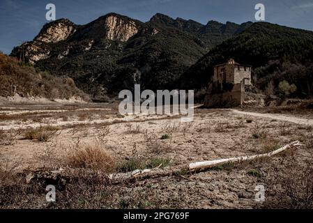 20. März 2023, Cercs, Barcelona, Spanien: Das antike romanische Kloster Sant Salvador de la Vedella, das normalerweise von Wasser umgeben ist, ist am trockenen Flussbett des Flusses Llobregat zu sehen, während es in das Reservoir von La Baells in Cercs, Provinz Barcelona, Spanien eintritt. Die Wasserbeschränkungen in Katalonien wurden aufgrund der seit nunmehr 29 Monaten andauernden Dürre, die mit dem Klimawandel und der globalen Erwärmung zusammenhängt, weiter verschärft. Derzeit haben katalanische Reservoirs 27 Prozent ihrer Kapazität. Kredit: Jordi Boixareu/Alamy Live News Stockfoto