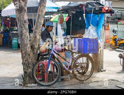 BANGKOK, THAILAND, JANUAR 28 2023, Eine Frau verkauft frische thailändische Crepes - khanom Bueang aus einer mobilen Küche - Stand Stockfoto