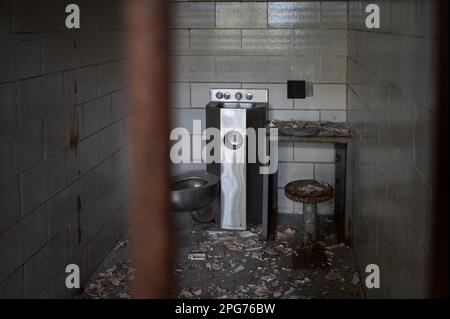 Die Innenausstattung eines modernen Badezimmers mit Edelstahl-Armaturen und einer gefliesten Betonwand Stockfoto
