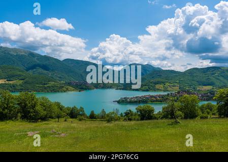 Turano See (Rieti, Italien) und der Stadt Castel di Tora Stockfoto