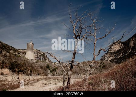 20. März 2023, Cercs, Barcelona, Spanien: Das trockene Flussbett des Flusses Llobregat beim Eindringen in das Reservoir von La Baells in Cercs, Provinz Barcelona, Spanien. Die Wasserbeschränkungen in Katalonien wurden aufgrund der seit nunmehr 29 Monaten andauernden Dürre, die mit dem Klimawandel und der globalen Erwärmung zusammenhängt, weiter verschärft. Derzeit haben katalanische Reservoirs 27 Prozent ihrer Kapazität. Kredit: Jordi Boixareu/Alamy Live News Stockfoto