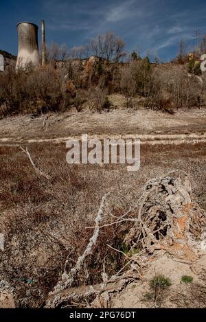 20. März 2023, Cercs, Barcelona, Spanien: Das trockene Flussbett des Flusses Llobregat beim Eindringen in das Reservoir von La Baells in Cercs, Provinz Barcelona, Spanien. Die Wasserbeschränkungen in Katalonien wurden aufgrund der seit nunmehr 29 Monaten andauernden Dürre, die mit dem Klimawandel und der globalen Erwärmung zusammenhängt, weiter verschärft. Derzeit haben katalanische Reservoirs 27 Prozent ihrer Kapazität. Kredit: Jordi Boixareu/Alamy Live News Stockfoto