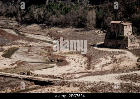 20. März 2023, Cercs, Barcelona, Spanien: Das antike romanische Kloster Sant Salvador de la Vedella, das normalerweise von Wasser umgeben ist, ist am trockenen Flussbett des Flusses Llobregat zu sehen, während es in das Reservoir von La Baells in Cercs, Provinz Barcelona, Spanien eintritt. Die Wasserbeschränkungen in Katalonien wurden aufgrund der seit nunmehr 29 Monaten andauernden Dürre, die mit dem Klimawandel und der globalen Erwärmung zusammenhängt, weiter verschärft. Derzeit haben katalanische Reservoirs 27 Prozent ihrer Kapazität. Kredit: Jordi Boixareu/Alamy Live News Stockfoto