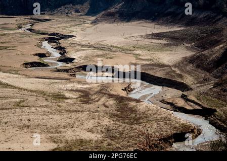 20. März 2023, Cercs, Barcelona, Spanien: Das fast trockene Flussbett des Flusses Llobregat beim Eindringen in das Reservoir von La Baells in Cercs, Provinz Barcelona, Spanien. Die Wasserbeschränkungen in Katalonien wurden aufgrund der seit nunmehr 29 Monaten andauernden Dürre, die mit dem Klimawandel und der globalen Erwärmung zusammenhängt, weiter verschärft. Derzeit haben katalanische Reservoirs 27 Prozent ihrer Kapazität. Kredit: Jordi Boixareu/Alamy Live News Stockfoto