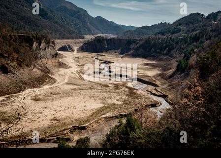 20. März 2023, Cercs, Barcelona, Spanien: Das fast trockene Flussbett des Flusses Llobregat beim Eindringen in das Reservoir von La Baells in Cercs, Provinz Barcelona, Spanien. Die Wasserbeschränkungen in Katalonien wurden aufgrund der seit nunmehr 29 Monaten andauernden Dürre, die mit dem Klimawandel und der globalen Erwärmung zusammenhängt, weiter verschärft. Derzeit haben katalanische Reservoirs 27 Prozent ihrer Kapazität. Kredit: Jordi Boixareu/Alamy Live News Stockfoto