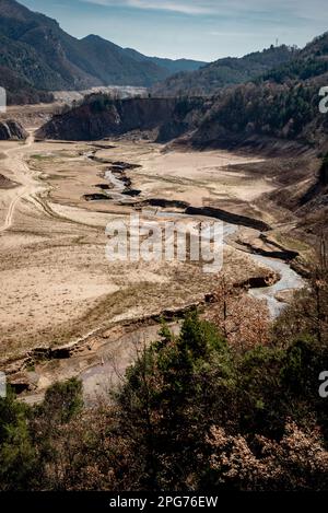 20. März 2023, Cercs, Barcelona, Spanien: Das fast trockene Flussbett des Flusses Llobregat beim Eindringen in das Reservoir von La Baells in Cercs, Provinz Barcelona, Spanien. Die Wasserbeschränkungen in Katalonien wurden aufgrund der seit nunmehr 29 Monaten andauernden Dürre, die mit dem Klimawandel und der globalen Erwärmung zusammenhängt, weiter verschärft. Derzeit haben katalanische Reservoirs 27 Prozent ihrer Kapazität. Kredit: Jordi Boixareu/Alamy Live News Stockfoto