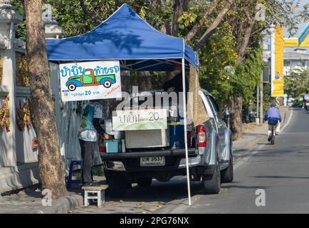 BANGKOK, THAILAND, JANUAR 28 2023, Verkauf von thailändischem Kokosnuss-Pfannkuchen von einem Auto auf der Straße Stockfoto