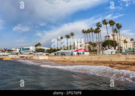 Die Skyline von Cannes vom Meer in Frankreich. Stockfoto