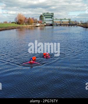 Peterborough, Großbritannien. 19. März 2023. Die Freiwasserschwimmer Karen Goodacre und Heather Yeoman genießen am 19. März 2023 ein erfrischendes Bad im Fluss Nene am Nordufer in der Nähe von Peterborough, Cambridgeshire. Kredit: Paul Marriott/Alamy Live News Stockfoto