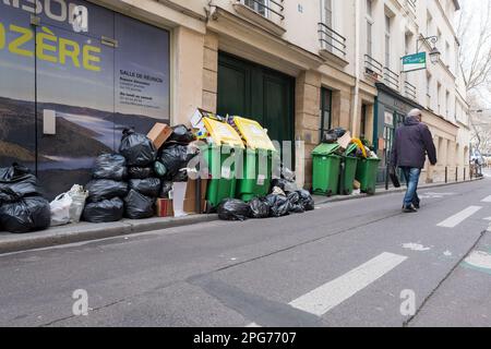 Müll auf Gehwegen in einer Pariser Straße während des Streiks - 20 2023. MÄRZ - Jacques Julien/Alamy Live News Stockfoto