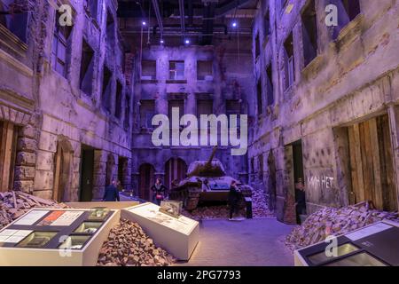 Ruine City Ausstellung mit dem sowjetischen Panzer T-34 im Museum des Zweiten Weltkriegs in Danzig, Polen. Stockfoto