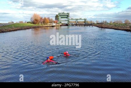 Peterborough, Großbritannien. 19. März 2023. Die Freiwasserschwimmer Karen Goodacre und Heather Yeoman genießen am 19. März 2023 ein erfrischendes Bad im Fluss Nene am Nordufer in der Nähe von Peterborough, Cambridgeshire. Kredit: Paul Marriott/Alamy Live News Stockfoto