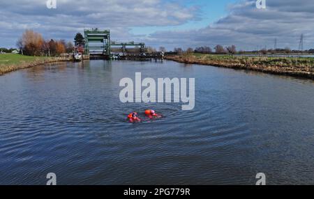 Peterborough, Großbritannien. 19. März 2023. Die Freiwasserschwimmer Karen Goodacre und Heather Yeoman genießen am 19. März 2023 ein erfrischendes Bad im Fluss Nene am Nordufer in der Nähe von Peterborough, Cambridgeshire. Kredit: Paul Marriott/Alamy Live News Stockfoto