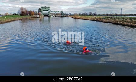 Peterborough, Großbritannien. 19. März 2023. Die Freiwasserschwimmer Karen Goodacre und Heather Yeoman genießen am 19. März 2023 ein erfrischendes Bad im Fluss Nene am Nordufer in der Nähe von Peterborough, Cambridgeshire. Kredit: Paul Marriott/Alamy Live News Stockfoto