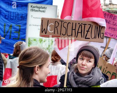 München, Bayern, Deutschland. 21. März 2023. Mitarbeiter der Sparkasse in Bayern streiken, während ihre Gewerkschaft, Ver.di, Arbeits- und Vergütungsgespräche führt. (Kreditbild: © Sachelle Babbar/ZUMA Press Wire) NUR REDAKTIONELLE VERWENDUNG! Nicht für den kommerziellen GEBRAUCH! Stockfoto