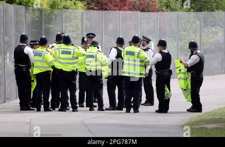 Pic-Shows: Hohe Sicherheitskräfte rund um Winfield House heute Marine One trägt den Präsidenten Trump über dem Regent's Park und hortet heute Uniformpolizisten Stockfoto