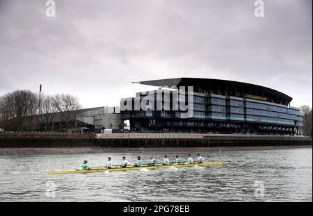 Cambridge University Men passieren Craven Cottage während eines Trainings auf der Themse, London, vor dem Gemini Boat Race 2023. Foto: Dienstag, 21. März 2023. Stockfoto