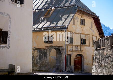 Ein Haus aus dem Jahr 1700 im Dorf Guarda (1.653 m) mit Blick auf den Schweizer Nationalpark und Gipfel wie Piz Mezdi, Unterengadin, Schweiz Stockfoto