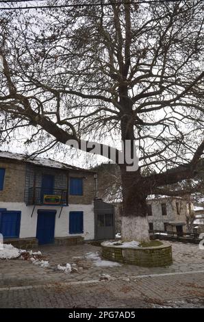 Griechenland, Nordgriechenland, Grevena Dotsiko traditionelles Dorf Bogensteinbrücke Stockfoto