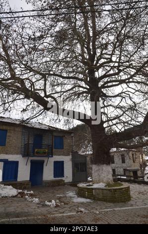 Griechenland, Nordgriechenland, Grevena Dotsiko traditionelles Dorf Bogensteinbrücke Stockfoto