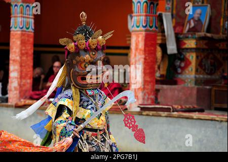 Buddhistische Mönche führen antiken heiligen Tänze während des Lamayuru Masked Dance Festivals in Lamayuru, Ladakh, auf Stockfoto